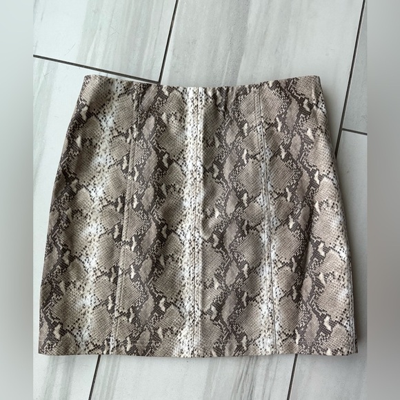 Wild Honey Mini Skirt Gray & Ivory Vegan Snakeskin Leather | Size Large - Picture 3 of 13